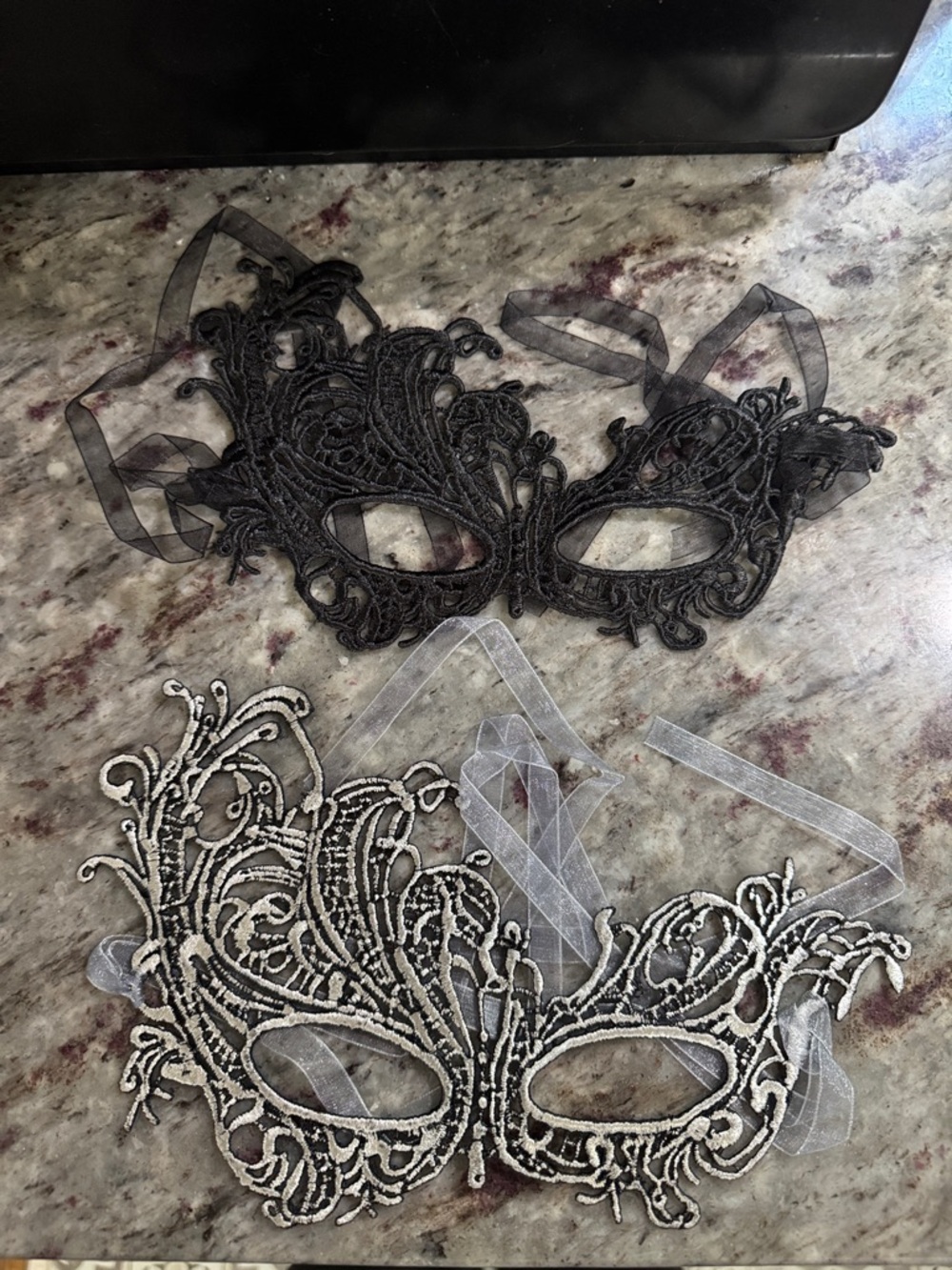 2 pcs Ornate Lace Masquerade Mask - Black & Sliver